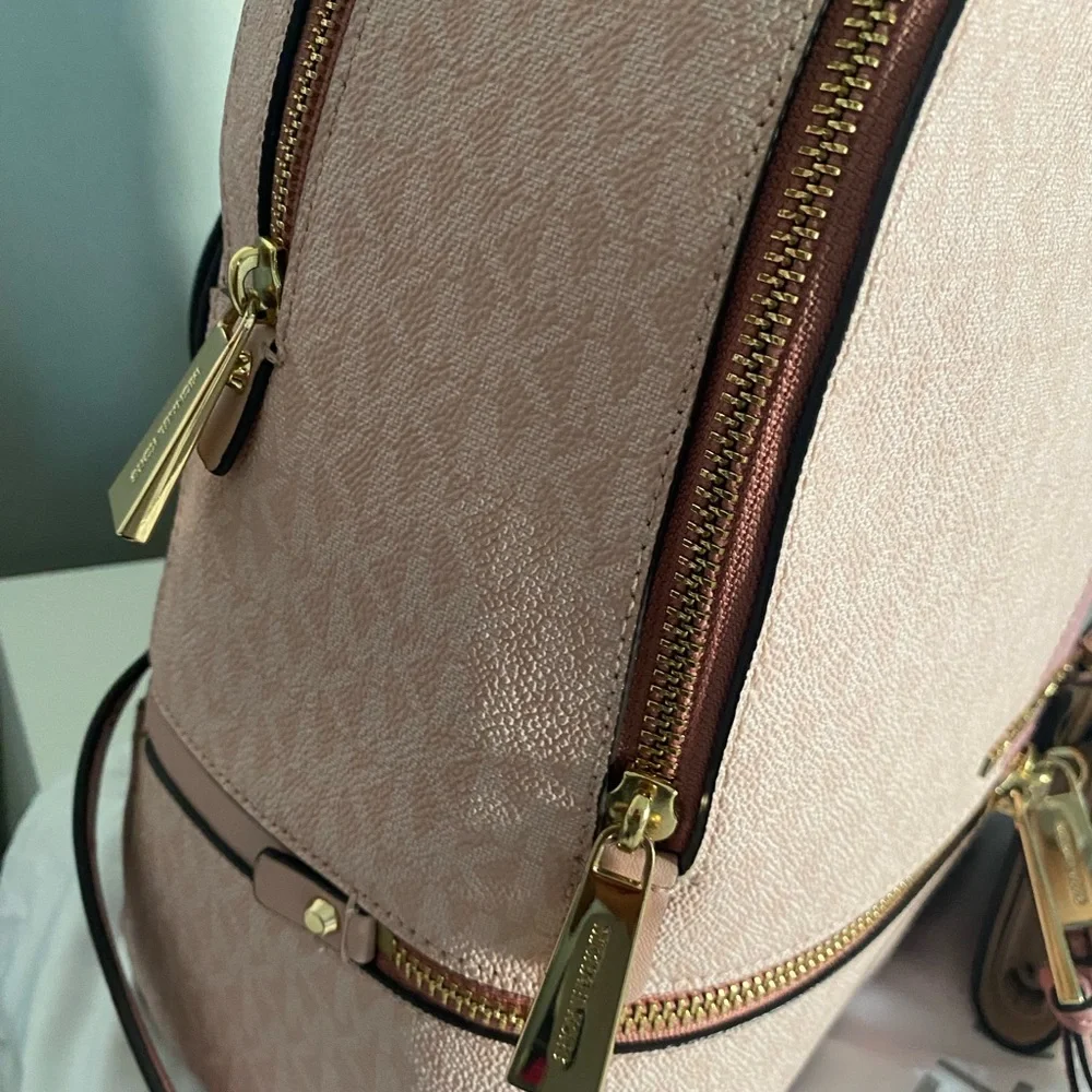Michael Kors Rhea medium backpack and matching wallet - Picture 5 of 14